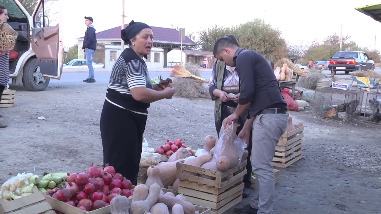 Sabirabadda satıcıları yalnız qadınlar olan bazar