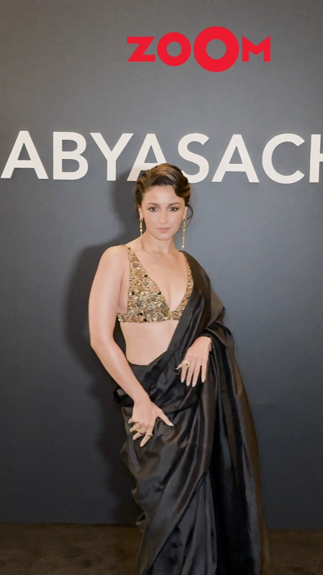 Alia Bhatt exudes HOTNESS in black saree at Sabyasachi 25 years bash?? #aliabhatt