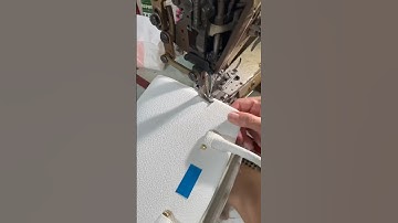 vào  nẹp kéo miệng chiếc túi xách hộp cứng màu vải trắng mới