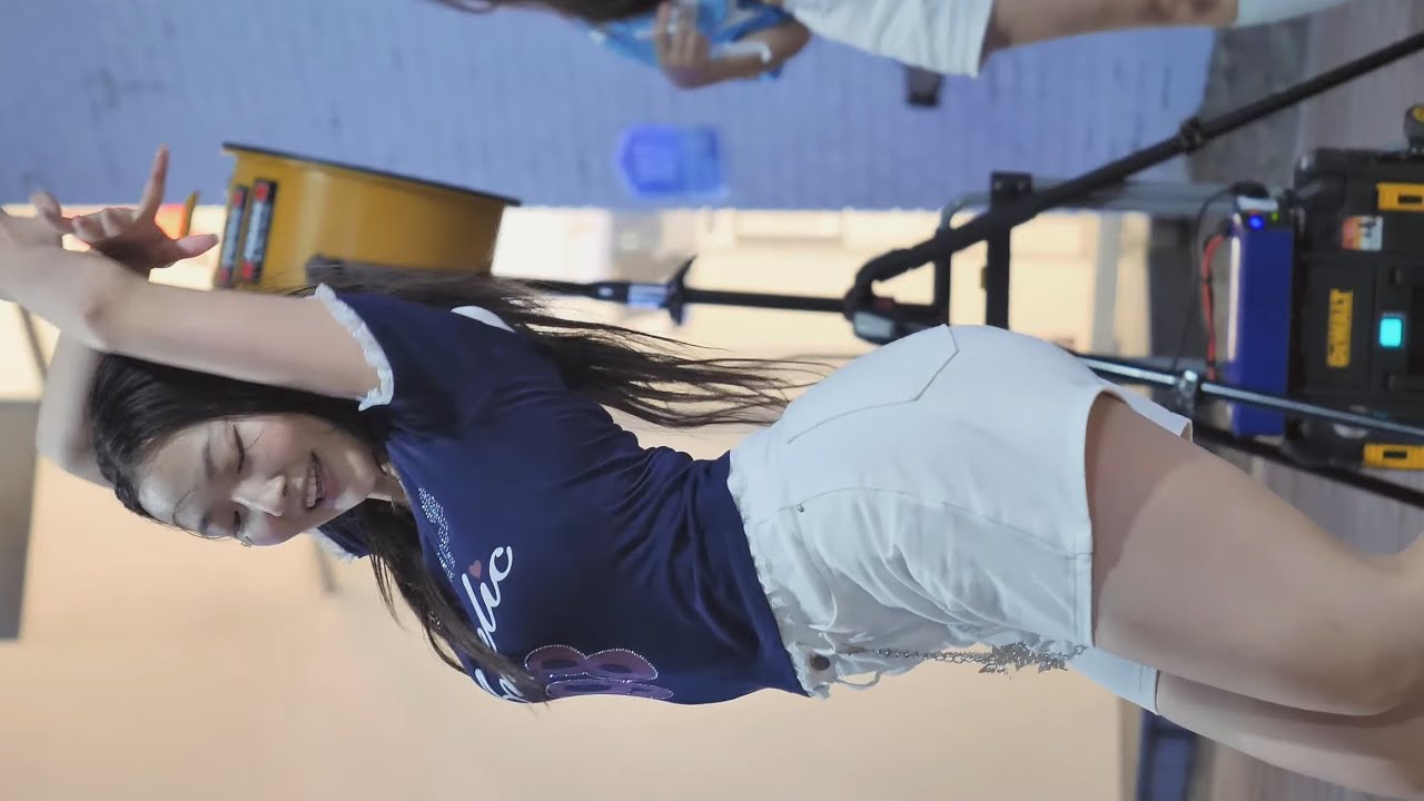 리바이브엑스 REVIVE X 예현 - 박재범 Taxi Blurr (feat. 키스오브라이프 나띠) 택시불러 @홍대버스킹 (25.08.17)