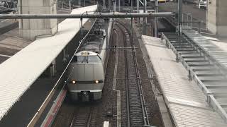 ◆駅手前で停車する　4両編成　特急こうのとり　JR大阪駅　「一人ひとりの思いを、届けたい　JR西日本」◆