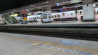 綠車頂 3000 326與3033 900型新左營停靠交會