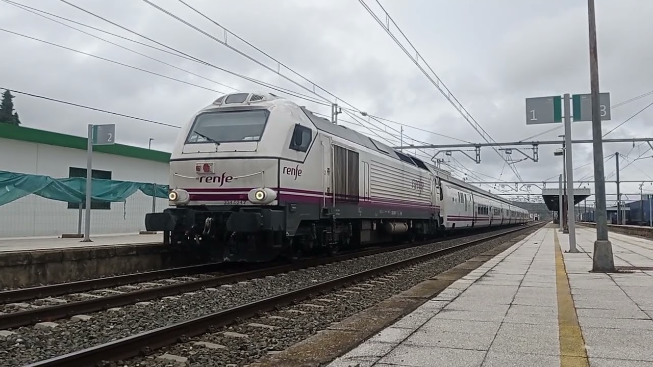 Intercity renfe  S - 334 en Linares-Baeza con pitadones