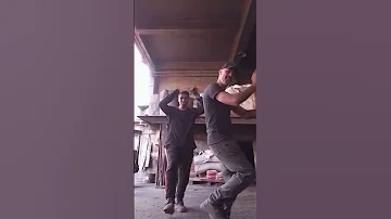 اقلع شبشك اجري لو تبت هتاخد خبطت سم 
