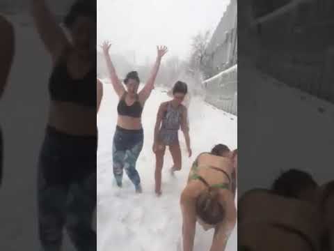 Горячий бикрам класс и прекрасный холодный снег