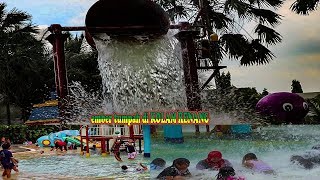 PESONA ember tumpah di kolam renang | Guyuran air tumpah yang berhamburan menerpa anak anak