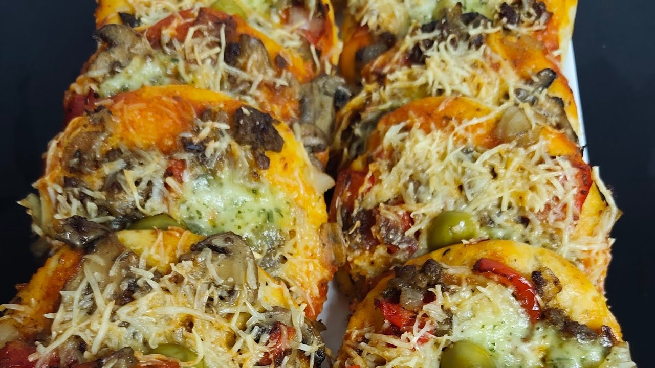 بيتزا منزليه  ولذيذه ورائعه بحشوه سهله ،😋😍