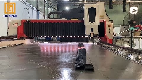 GIA CÔNG INOX BẰNG MÁY BÀO RÃNH V - INOX LUX METAL