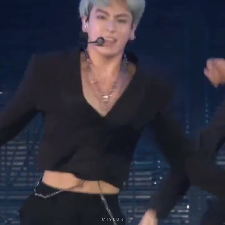 #방탄소년단 BTS PTD on the stage Jungkook singing Blood sweat and tears