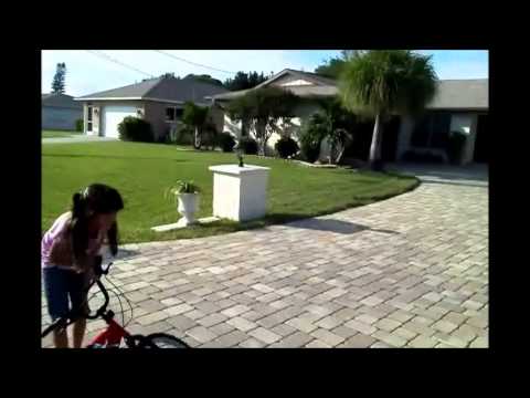 chamas gemeas Montando bicicleta en el barrio