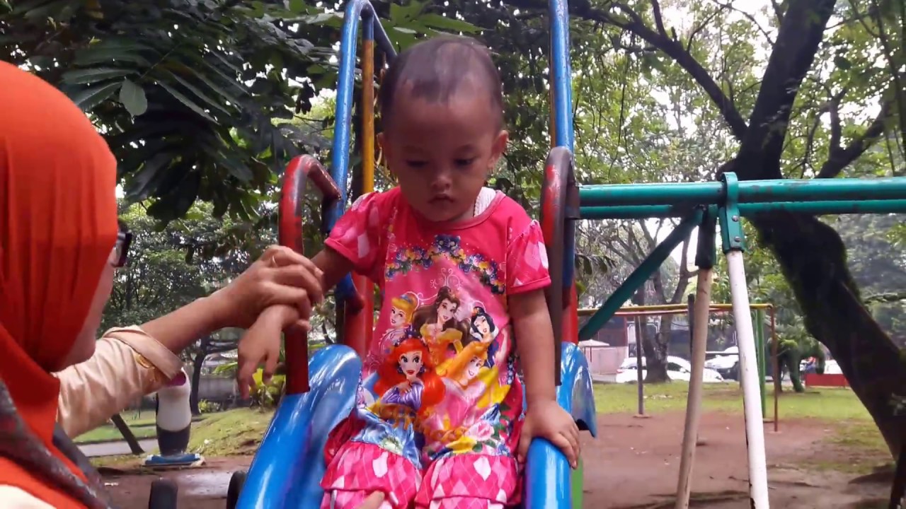 Muka lucu anak saat main perosotan - YouTube