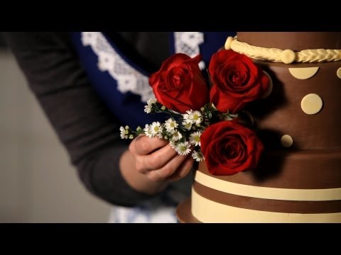 How to Decorate with Fresh Flowers | Wedding Cakes