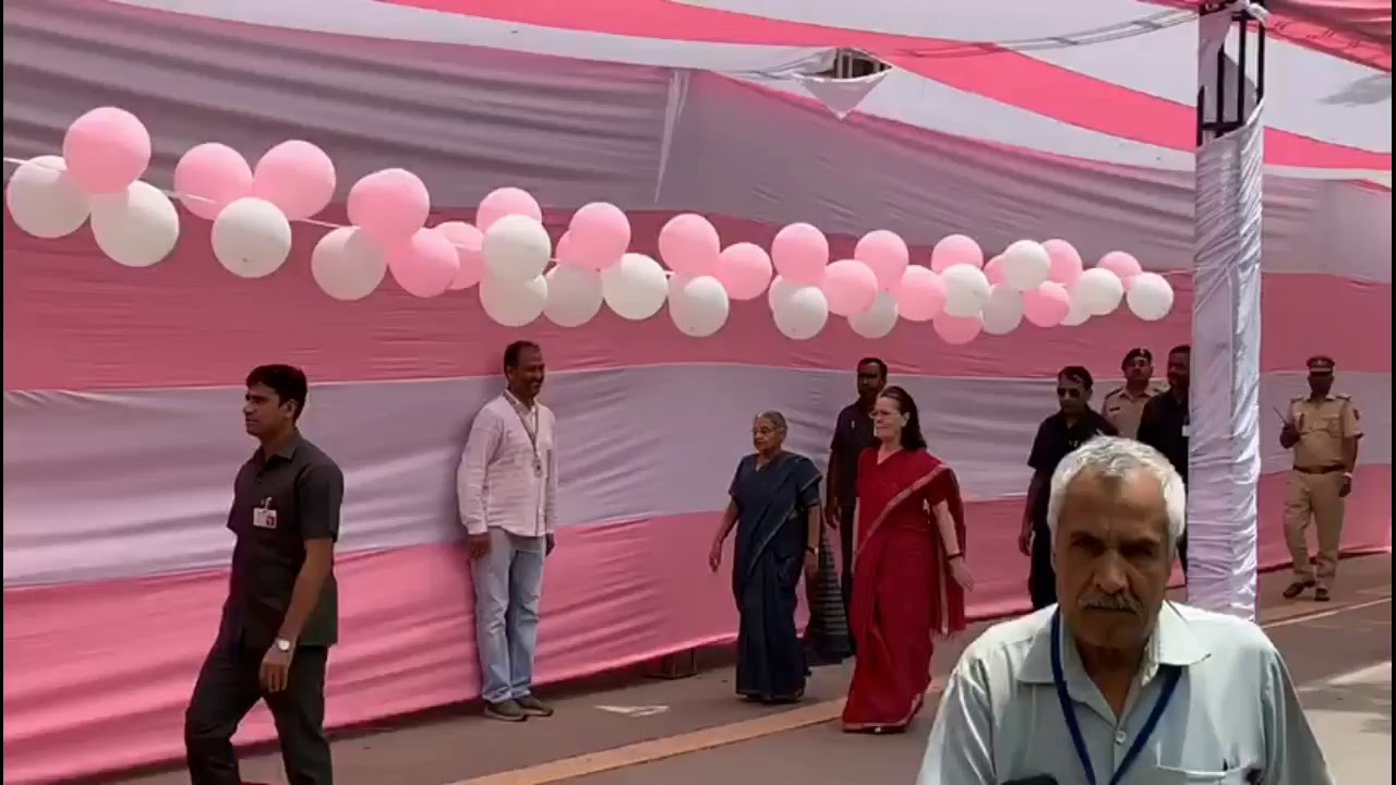 Lok sabha election 2019. 6th phase voting. Rahul and Sonia gandhi casts vote Delhi.