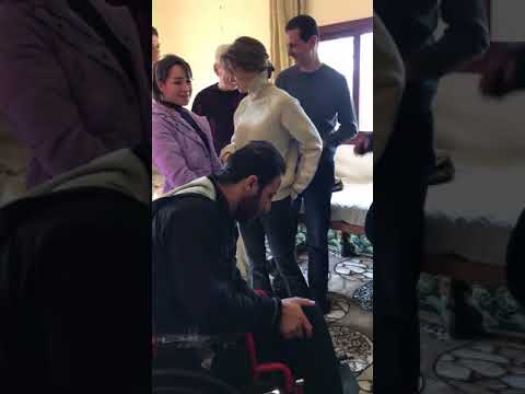 الرئيس الأسد مع عائلة الجريح البطل ياسين حويري في قرية أم حارتين بريف حمص