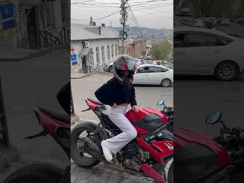 پیک موتوری با دختر خارجی و  1000