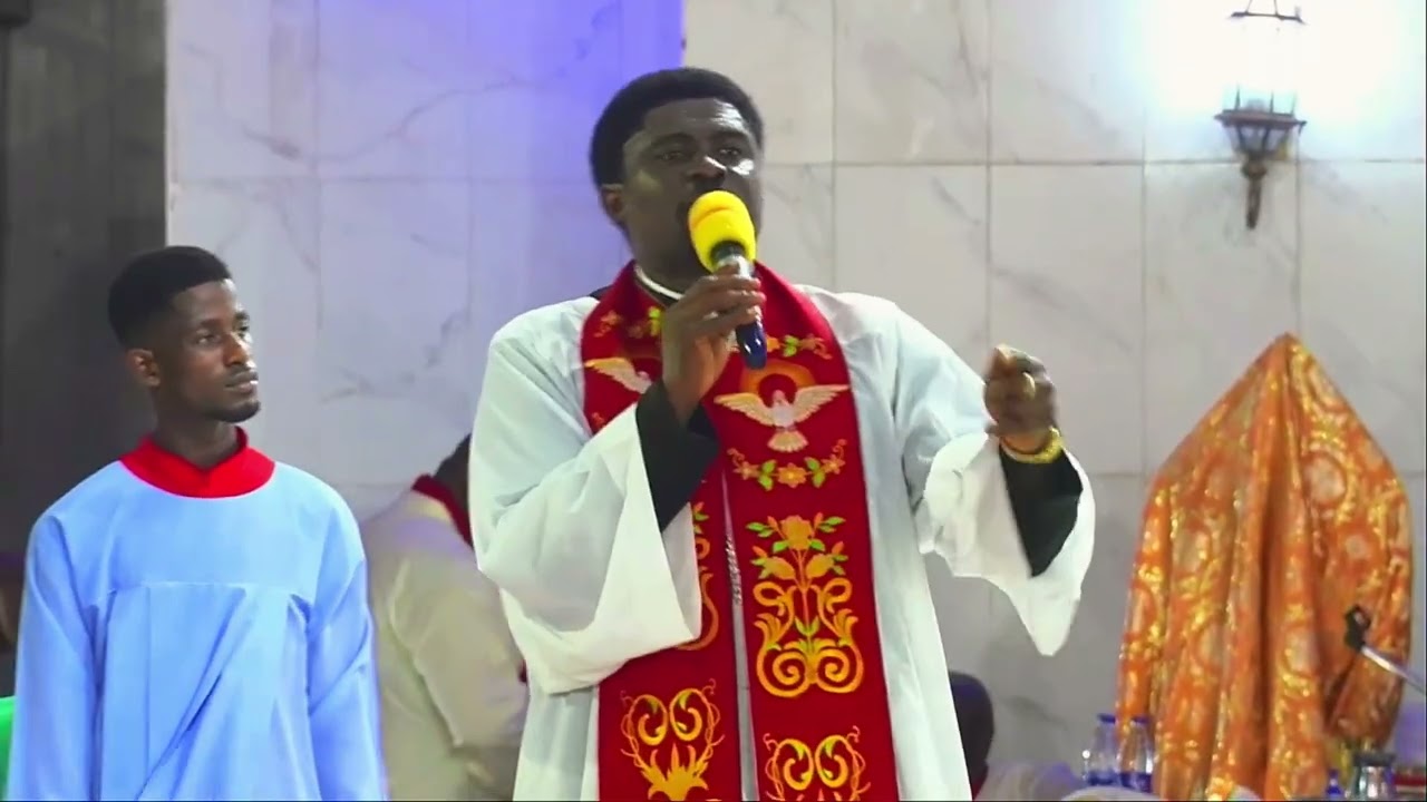 Огромная толпа собирается под громогласные заявления отца Эбубе Муонсо в заключительной части 21-...