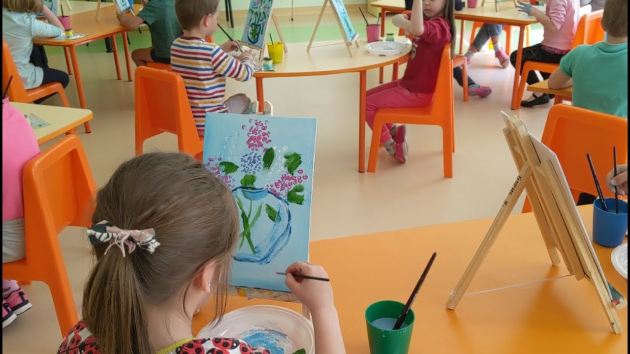 Рисуване на ваза с люляк - III група.