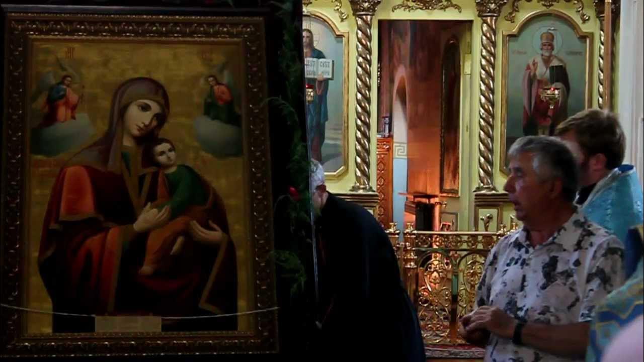 Объятия подруг. Mother and son британия 1990. Двое в постели. Мама целует дочку в губы. Видео страстная мама.