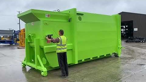 Wet waste compactor hydraulic lid operation