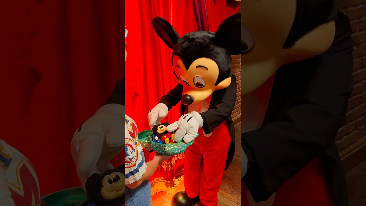 ¡Mickey recibe un LABUBU! ¡Mickey y sus amigos en Popmart!