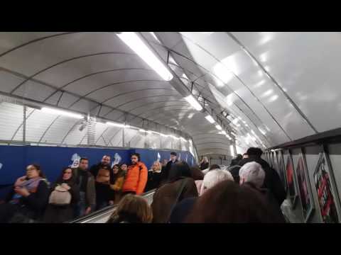 Video: Metropolitana, Tabellone Per Le Affissioni E Cuccia