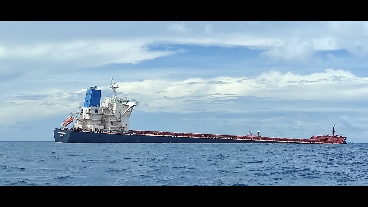 kapal-bermuatan-bauksit-diduga-kandas-diperairan-misool-raja-ampat