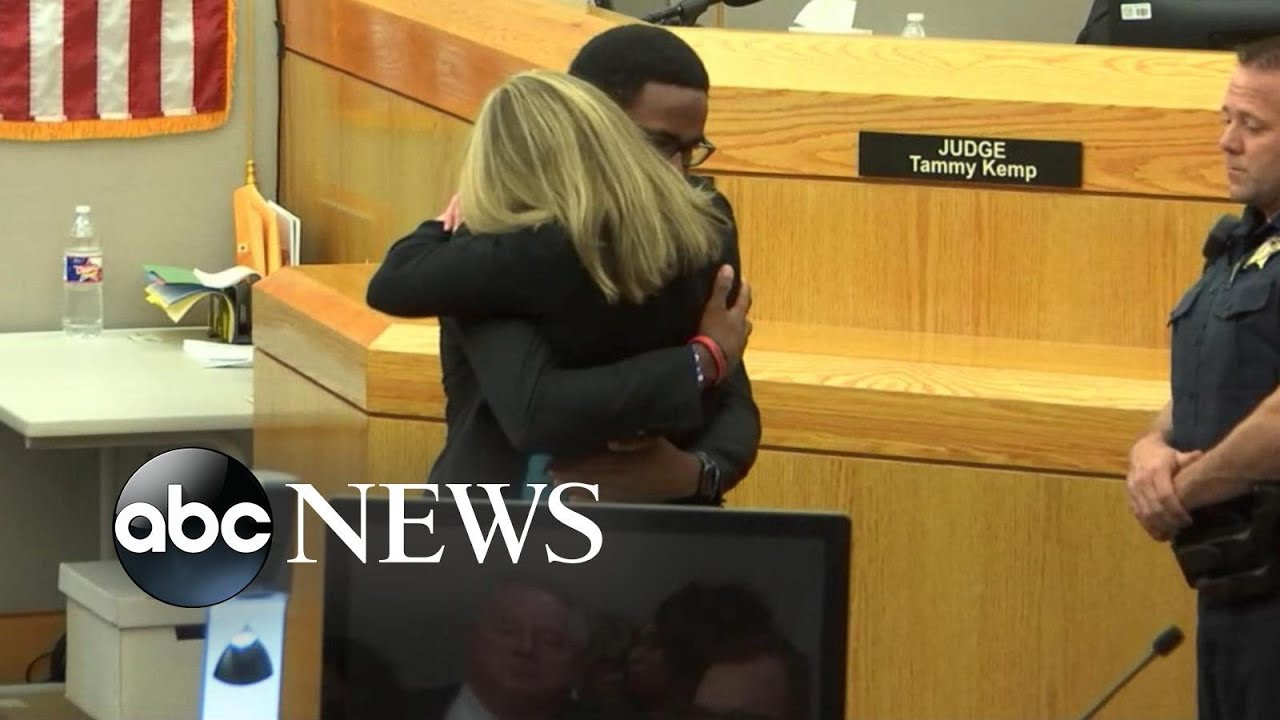 ⁣Botham Jean’s brother embraces ex-cop Amber Guyger, who was convicted of his murder | Nightline