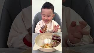 It’s hard to find something you don’t like to eat. Human cubs. Cute baby’s daily routine. Self-eati