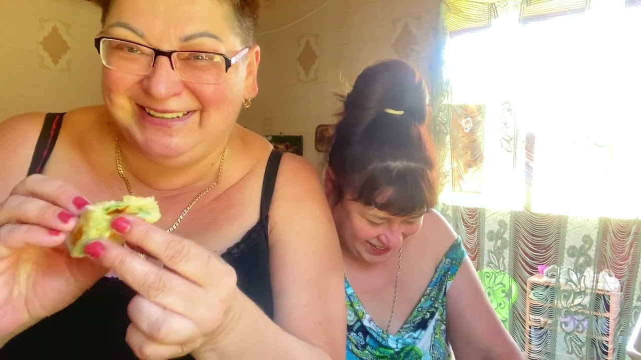 С УТРА КОРМЛЮ СЕСТРУ ОЛАДУШКАМИ С ЛУКОМ/влог