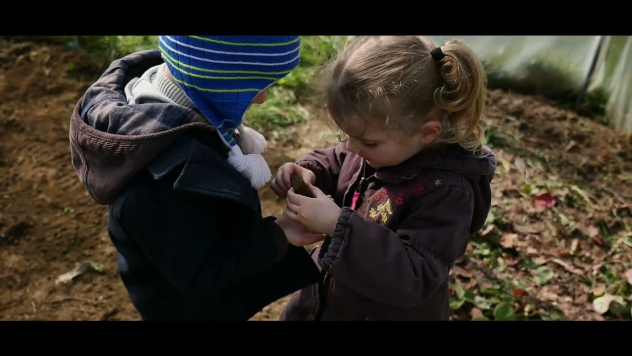 Semaine Petite Enfance (vidéo 3/6) Nature : Toucher, sentir, écouter la nature