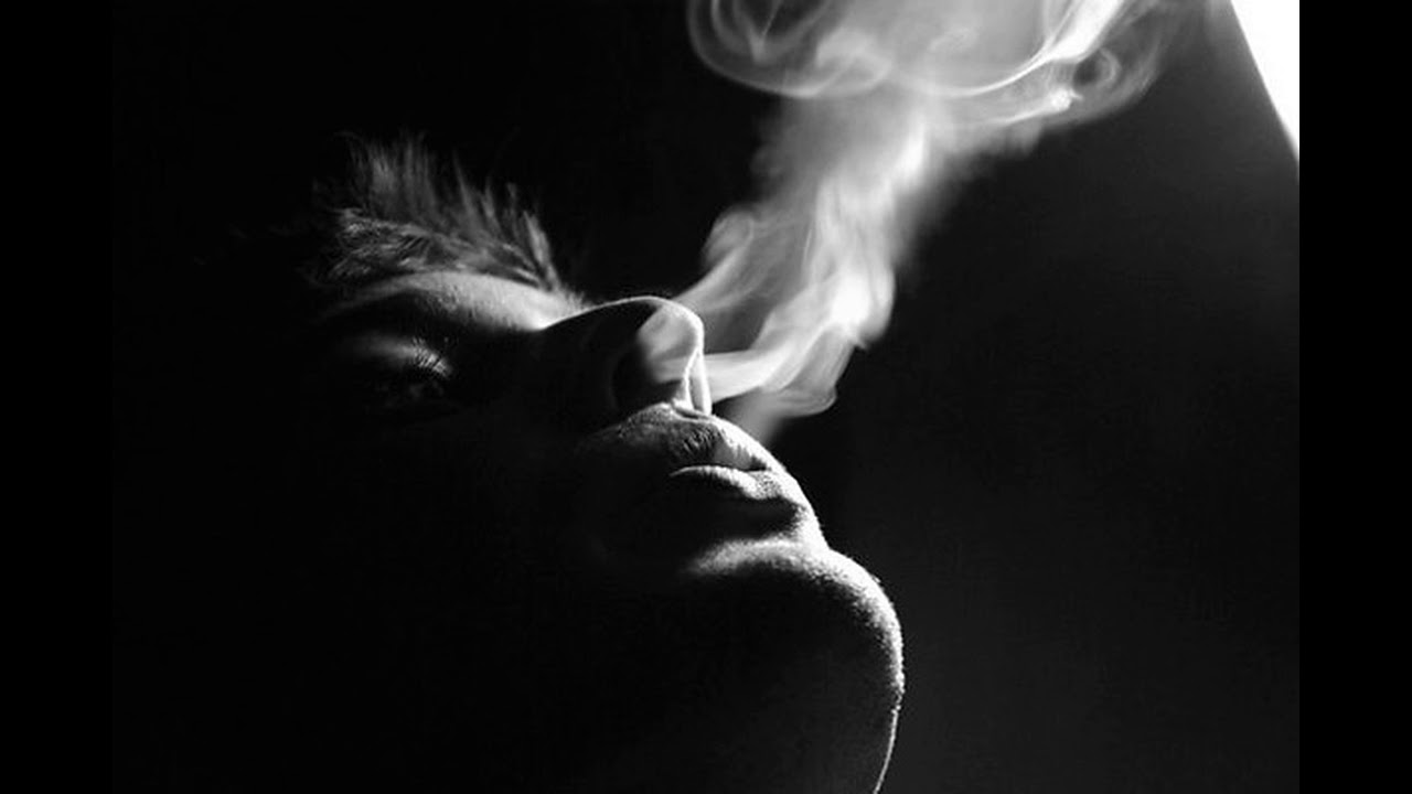 Курите дым песня. Мужчина в дыму. Выдыхает дым. Выпускает дым. Парень выдыхает дым.