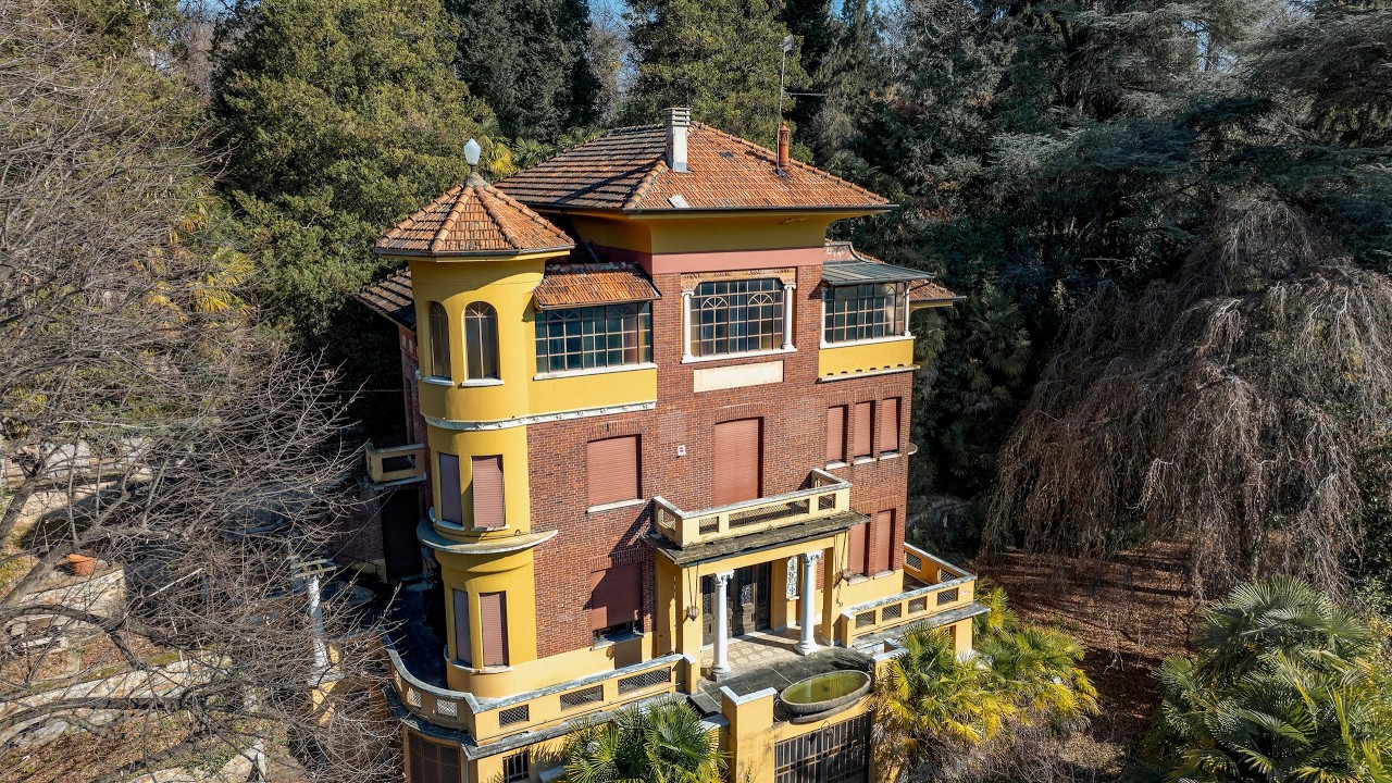 Abandoned Billionaires Mansion with Everything Left Behind