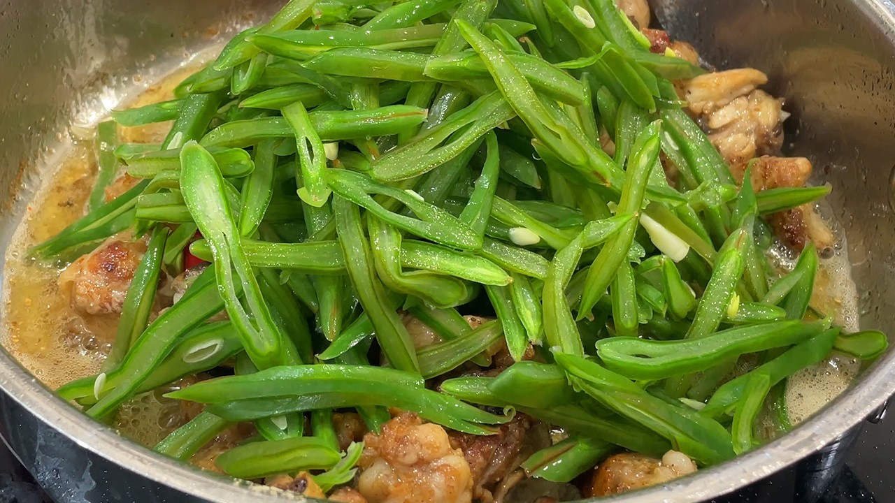 Canada Snijbonen Met Kleine Stukjes Gehakte Kip | Canada String Beans With Small Chopped Chicken