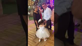 Asya Dedesi Ve Anneanesiyle Dans Ediyor