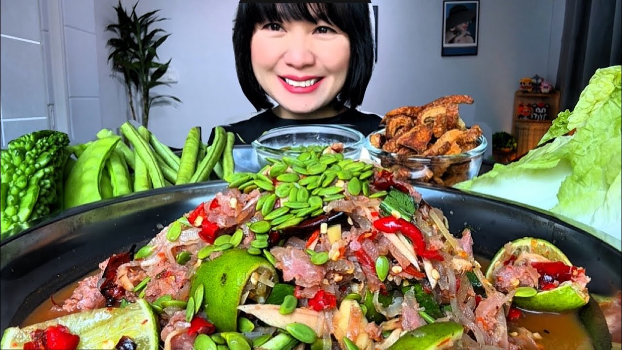 Thaifood ASMR ตำแหนมใส่หนังหมูเปรี้ยวๆนัวๆกินกับผักกรอบอร่อย Naem papaya salad MUKBANG SHOW 