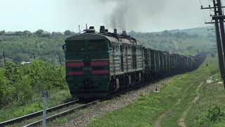 Длинный грузовой поезд с румынским металлоломом до металлургического завода в Рыбнице.