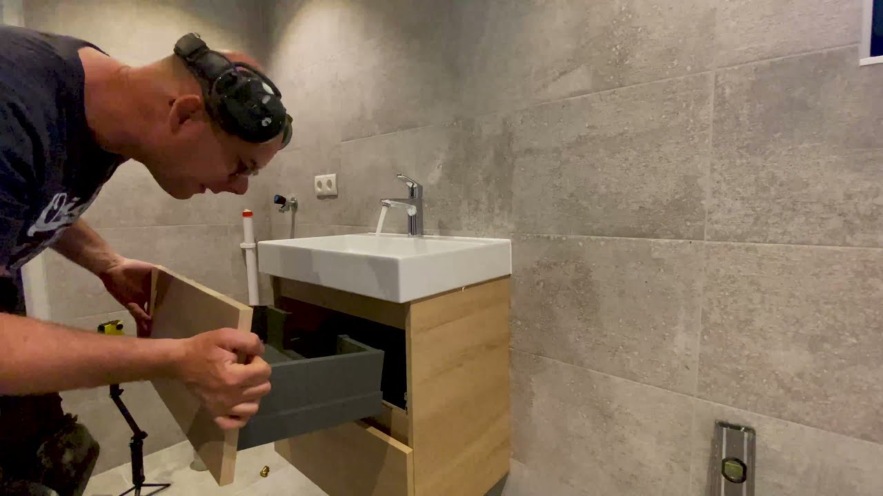 voor stap uitleg ophangen badkamer meubel - YouTube