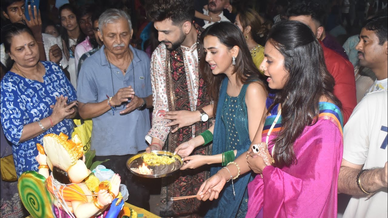 Moment Tejran together performing Aarti of Ganpati Bappa today Tejasswi Prakash | @BOLLYWOODBANDOOK