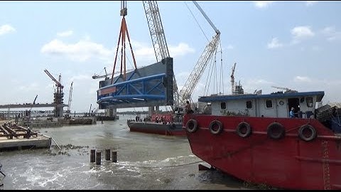 Cống ngăn mặn lớn nhất Việt Nam được lắp cửa cống đầu tiên