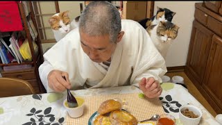新しいコーンスープが楽しみな住職とそれを見守る猫。