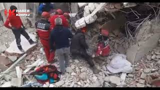 Kurtarma ekibinin enkaz altında kaldığı anlar kameraya yansıdı