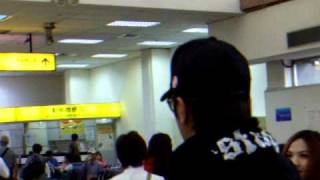 20101009 羅志祥在松山機場－去嘉興歌友會 (1/3)