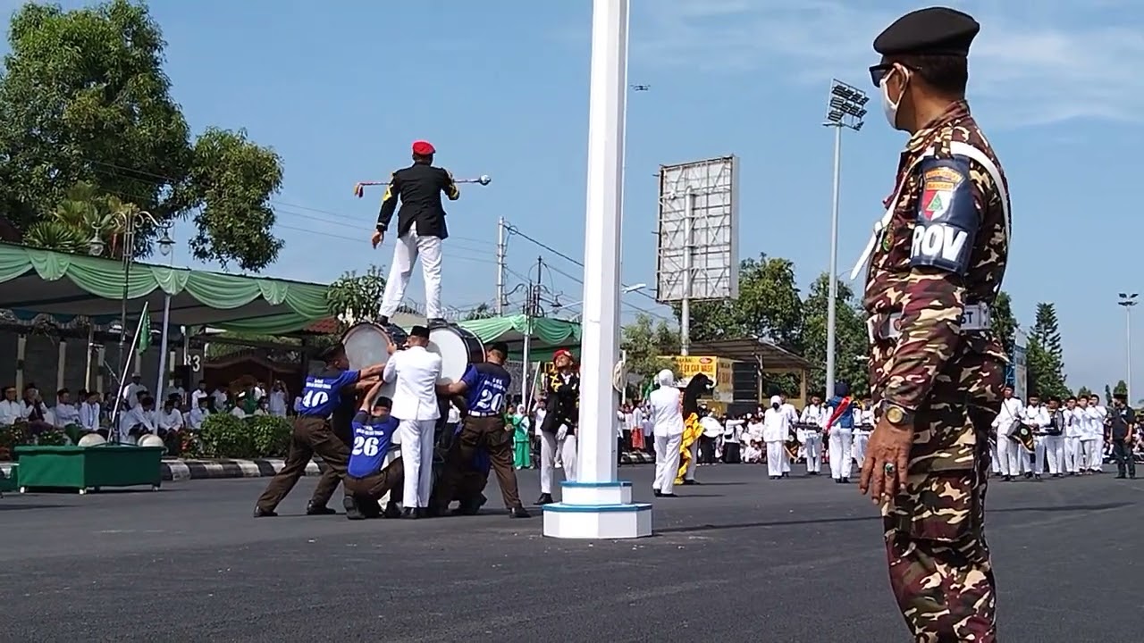 Hiburan Marching band SUPM Al-Maarif Tegal, setelah selesai upacara hari santri 22/10/22
