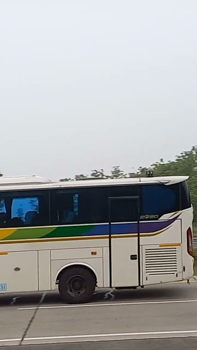 Bus sinar jaya melaju di jalan tol cipali