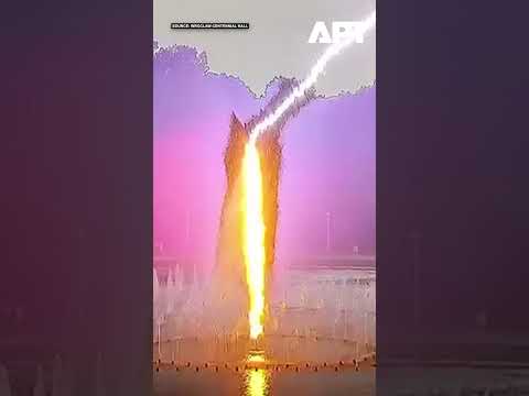 MOMENT: Lightning Strikes Fountain as Children Play Nearby, Shocking Scene Caught on Camera | APT