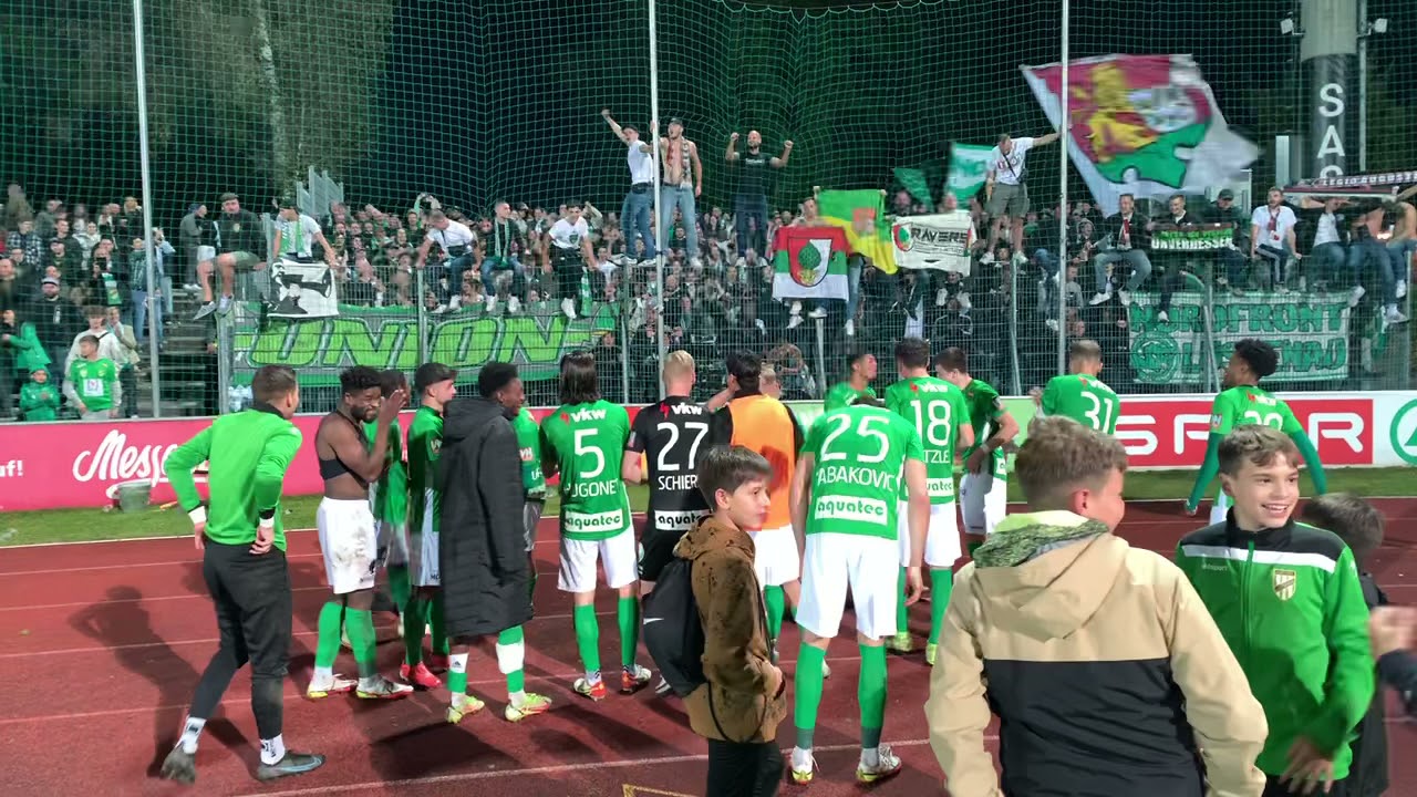So feiern die Austria Lustenau Fans den 2:0-Erfolg in Dornbirn vor 4250 Fans