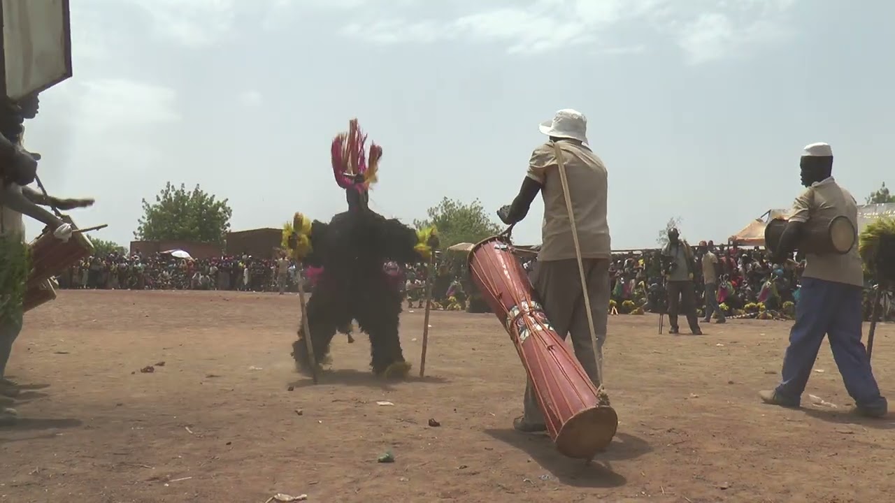 Danse des masques de Sao au Festival Ban'sa de Tchériba