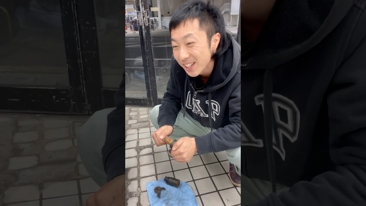 A geek who came all the way from Osaka just to check parts for his