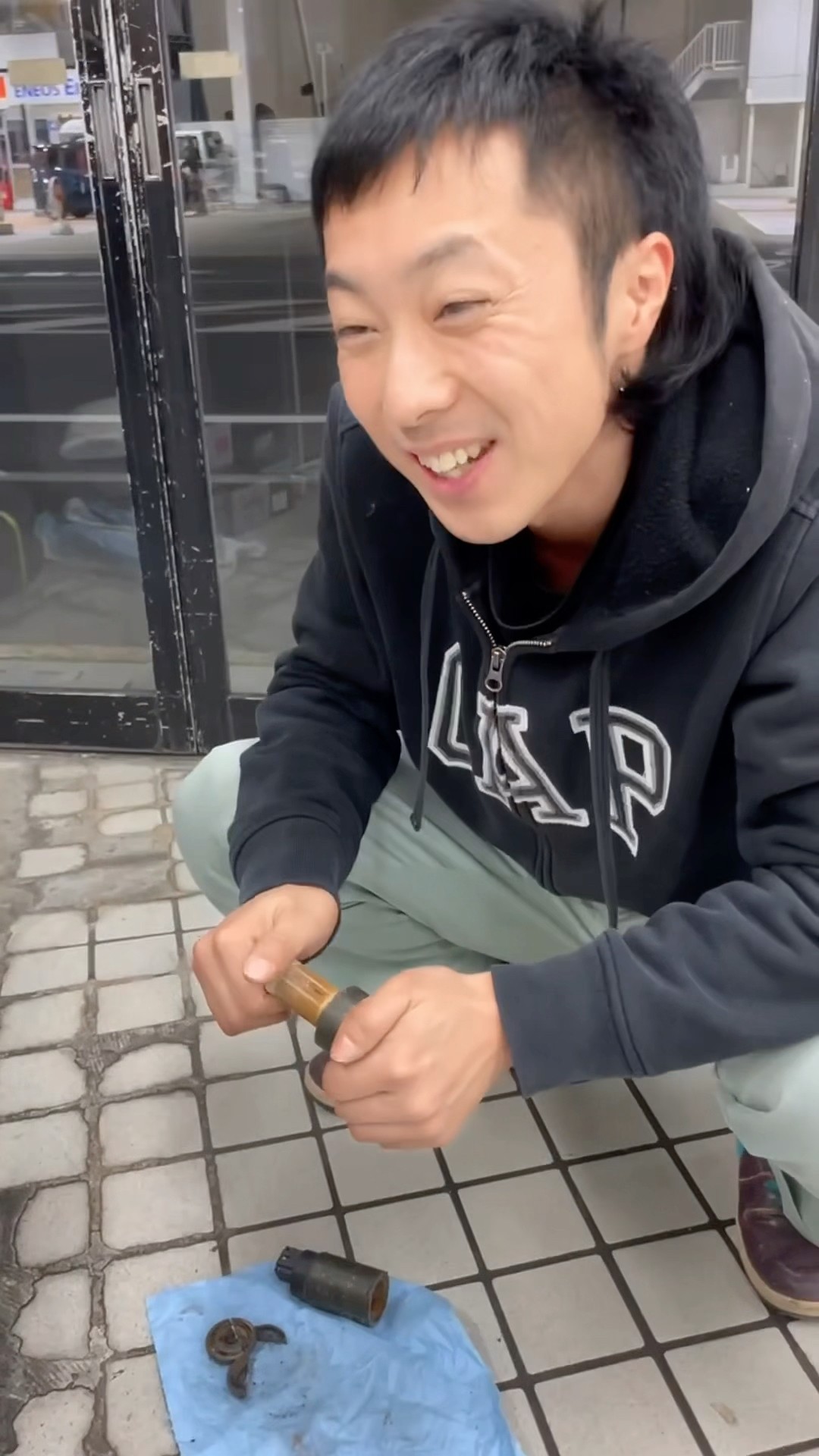 A geek who came all the way from Osaka just to check parts for his