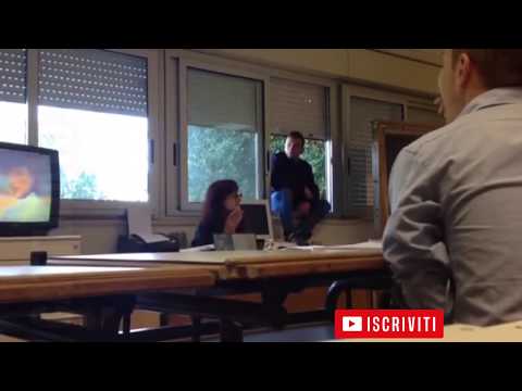 Video: Il Video Mostra Un Insegnante Mentre Batte Il Suo Studente